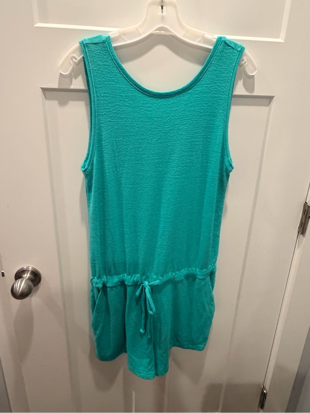 Solitaire women’s sleeveless tunic top in size Medium. Features a mineral-washed